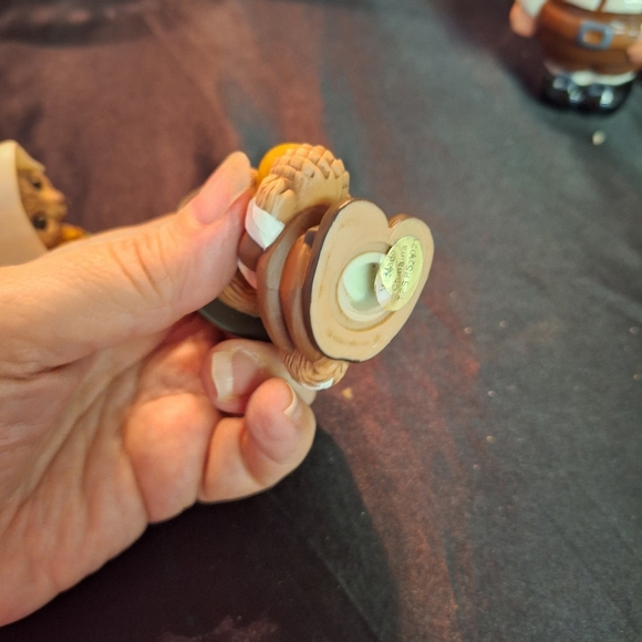 Vintage Hallmark salt pepper shakers Thanksgiving chipmunk pilgrims pair - Picture 11 of 12